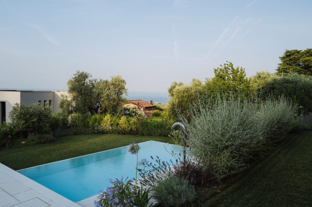 giardino_villa_piscina_cavaion_ giambenini_vivaifrancescogiambenini_paesaggisticastudiofg_1