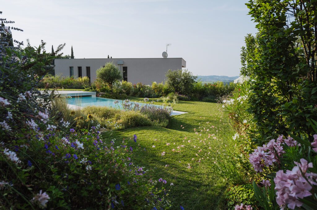 giardino_villa_piscina_cavaion_ giambenini_vivaifrancescogiambenini_paesaggisticastudiofg_10