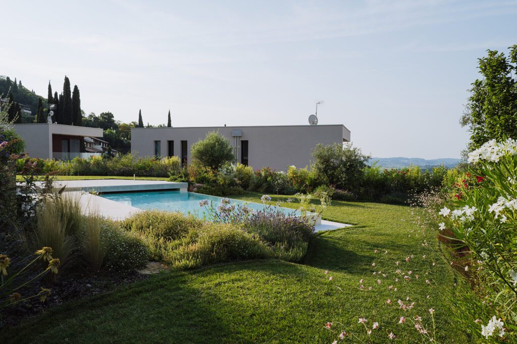 giardino_villa_piscina_cavaion_ giambenini_vivaifrancescogiambenini_paesaggisticastudiofg_11