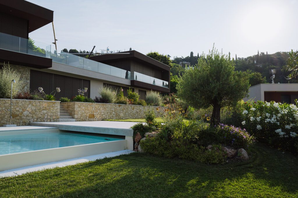 giardino_villa_piscina_cavaion_ giambenini_vivaifrancescogiambenini_paesaggisticastudiofg_12