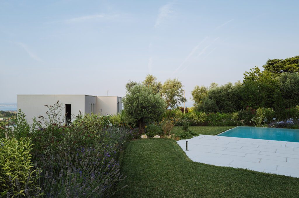 giardino_villa_piscina_cavaion_ giambenini_vivaifrancescogiambenini_paesaggisticastudiofg_14
