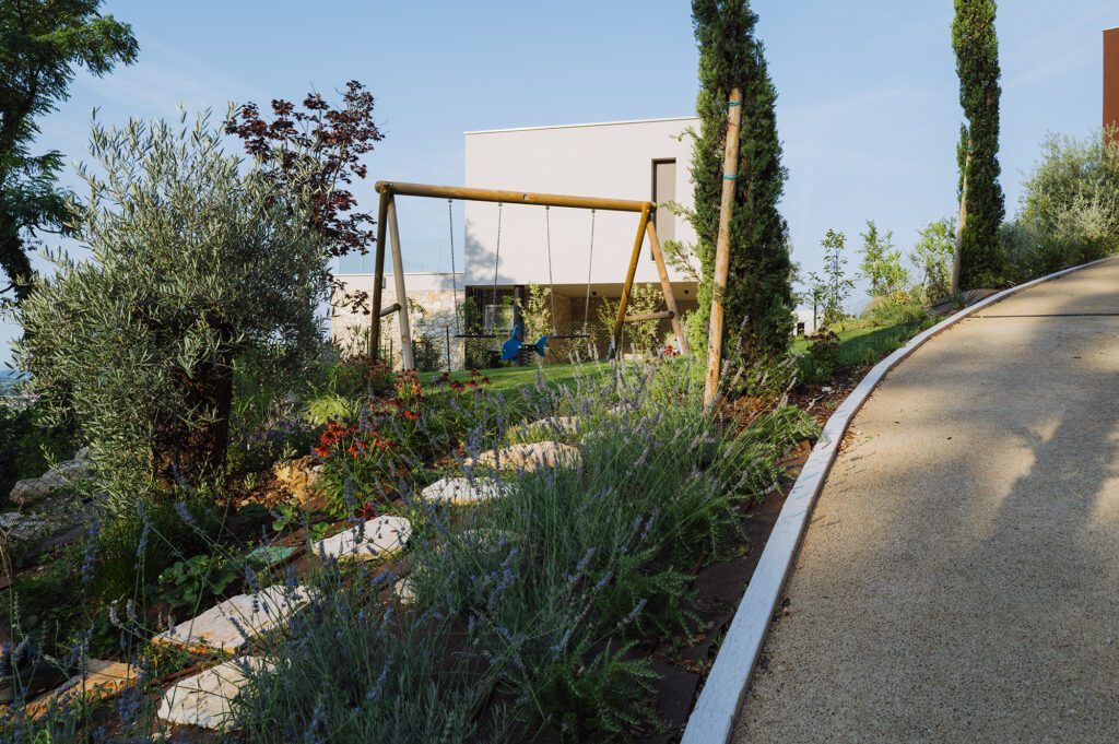 giardino_villa_piscina_cavaion_ giambenini_vivaifrancescogiambenini_paesaggisticastudiofg_6