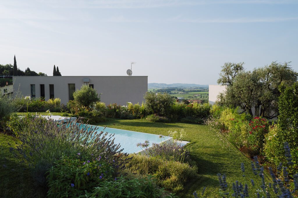 giardino_villa_piscina_cavaion_ giambenini_vivaifrancescogiambenini_paesaggisticastudiofg_7